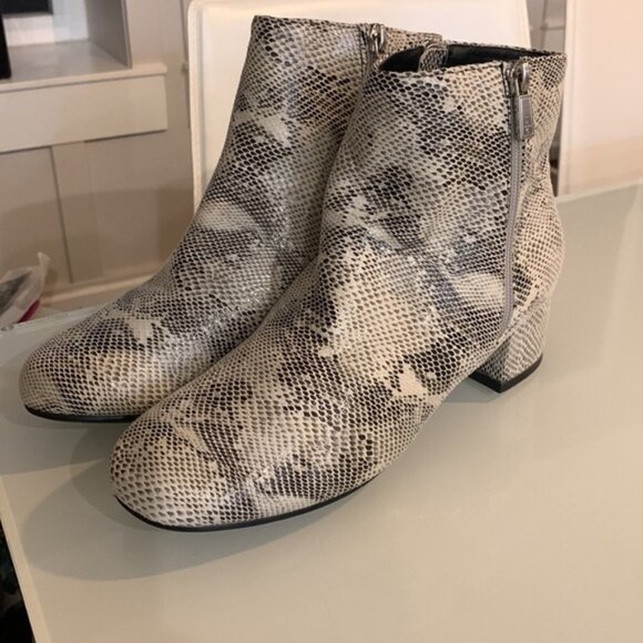 Booties - size 8.5 - Picture 1 of 7
